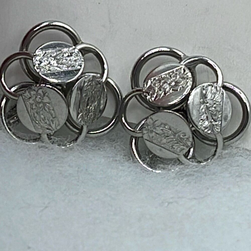 Vintage 3D Sarah Coventry swirl clip earrings.